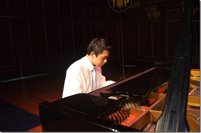 Pianist Gen Tomuro.