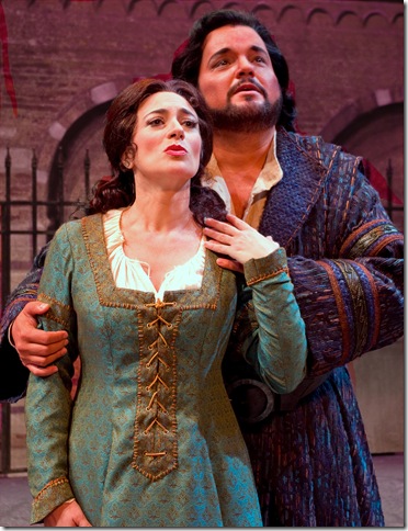 Abla Lynn Hamza as Giselda and Rafael Davila as Oronte, in I Lombardi.