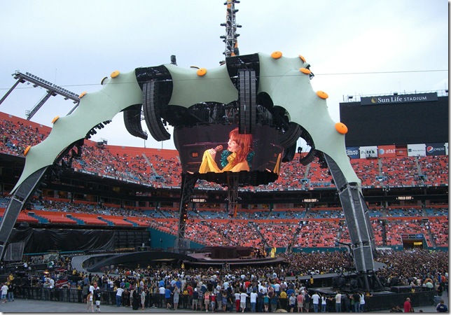 Florence and the Machine performs under the giant claw. (Photo by Gretel Sarmiento)