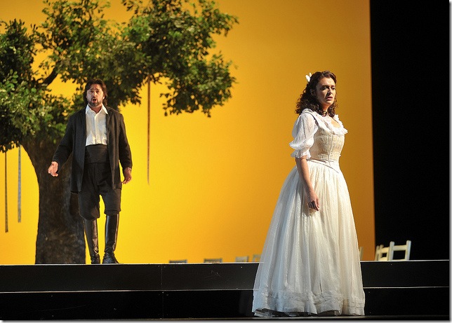 Antonio Gandía and Amparo Navarro in Luisa Fernanda, at Florida Grand Opera. (Photo by Gaston de Cardenas)