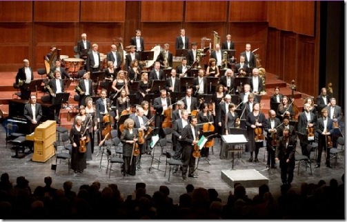 The Munich Symphony and the Gloria Dei Cantores Choir.