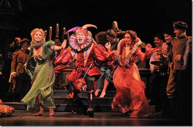 Mark Walters as the jester in Rigoletto. (Photo by Gaston de Cardenas)