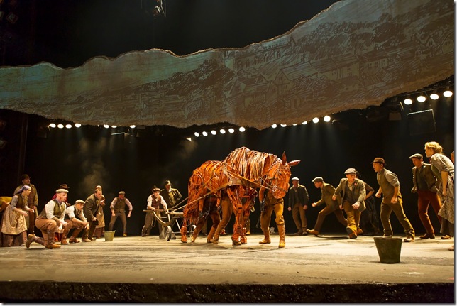 Joey the horse and the national U.S. touring company of War Horse. (Photo by BrinkhoffMögenburg)