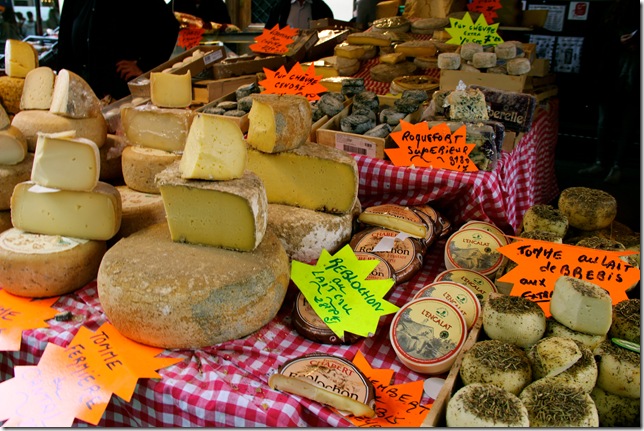 A cheese stand at Marché rue de Buci. (Photo by Chloe Elder)