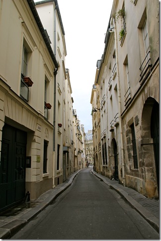 A petite rue in the 6th arrondissement, Paris. (Photo by Chloe Elder)