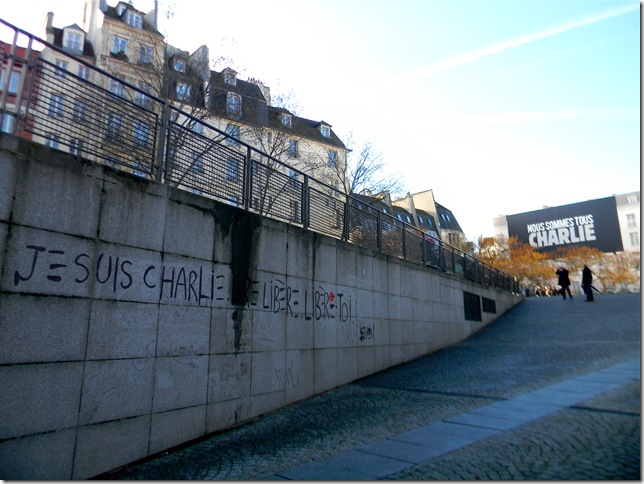 A piece of graffiti and a sign of solidarity outside of the Centre Georges Pompidou. (Photo by Chloe Elder)