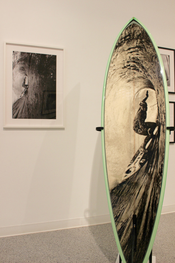 A single fin surfboard in the exhibit.